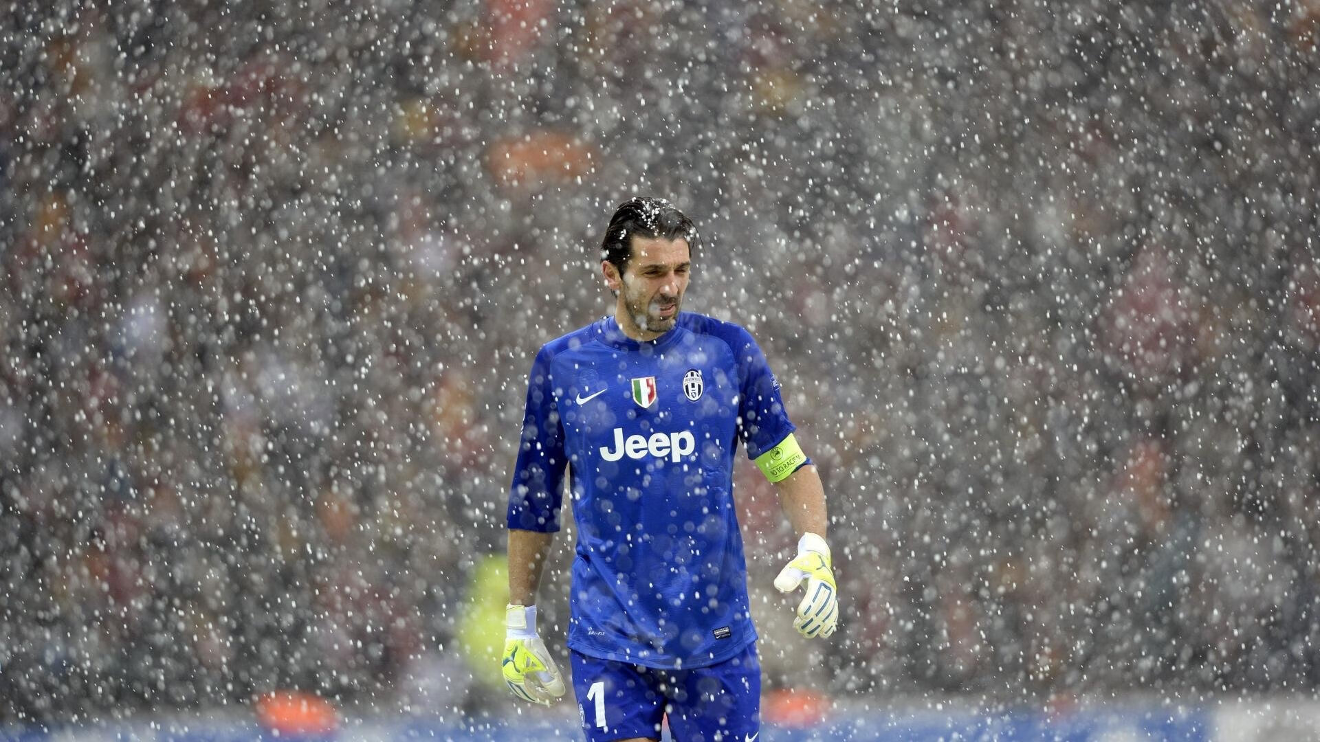 乐鱼娱乐app-五大联赛是否鼓励中场球员提前站位覆盖断球线路，五大联赛中锋